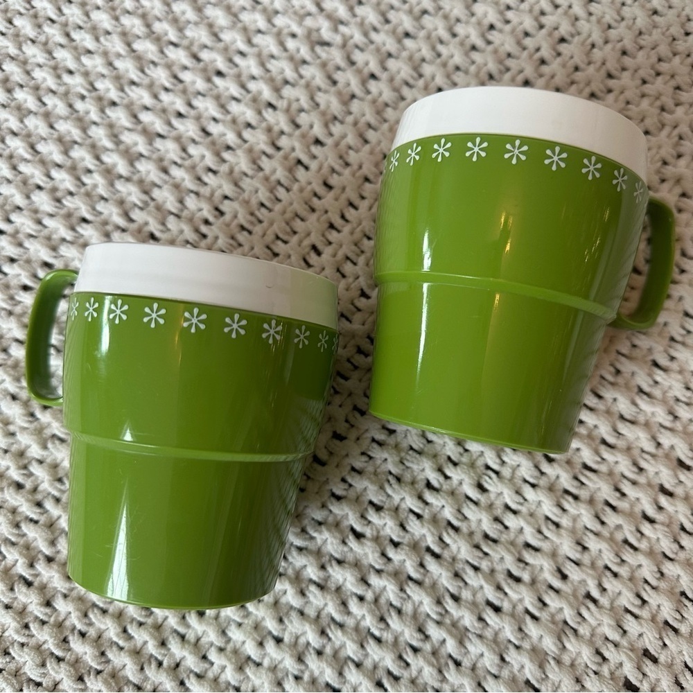 Vintage Avocado Green New-Mar Plastic Insulated Coffee Cups Daisy Design Set 2 - Picture 5 of 9
